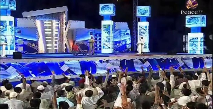 জাকির নায়েকের প্রশ্ন উত্তর পর্বে দর্শকদের হাত উপরে তুলতে হল !!