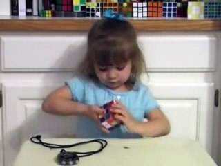 Il papà regala alla figlia di 3 anni il cubo di Rubik. Lei lo risolve in 2 minuti!