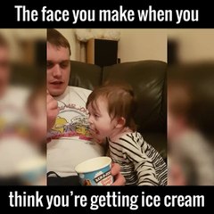 Ce bébé pense que son papa va lui donner de la glace