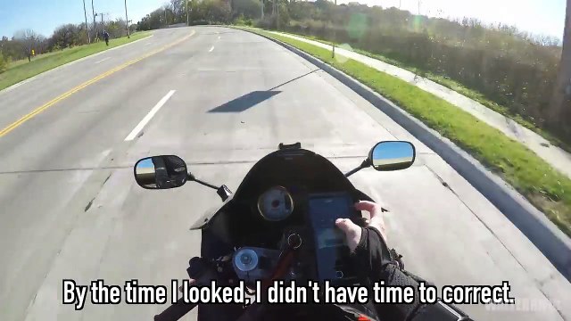 Ne jamais regarder son portable à moto... Bim, grosse gamelle