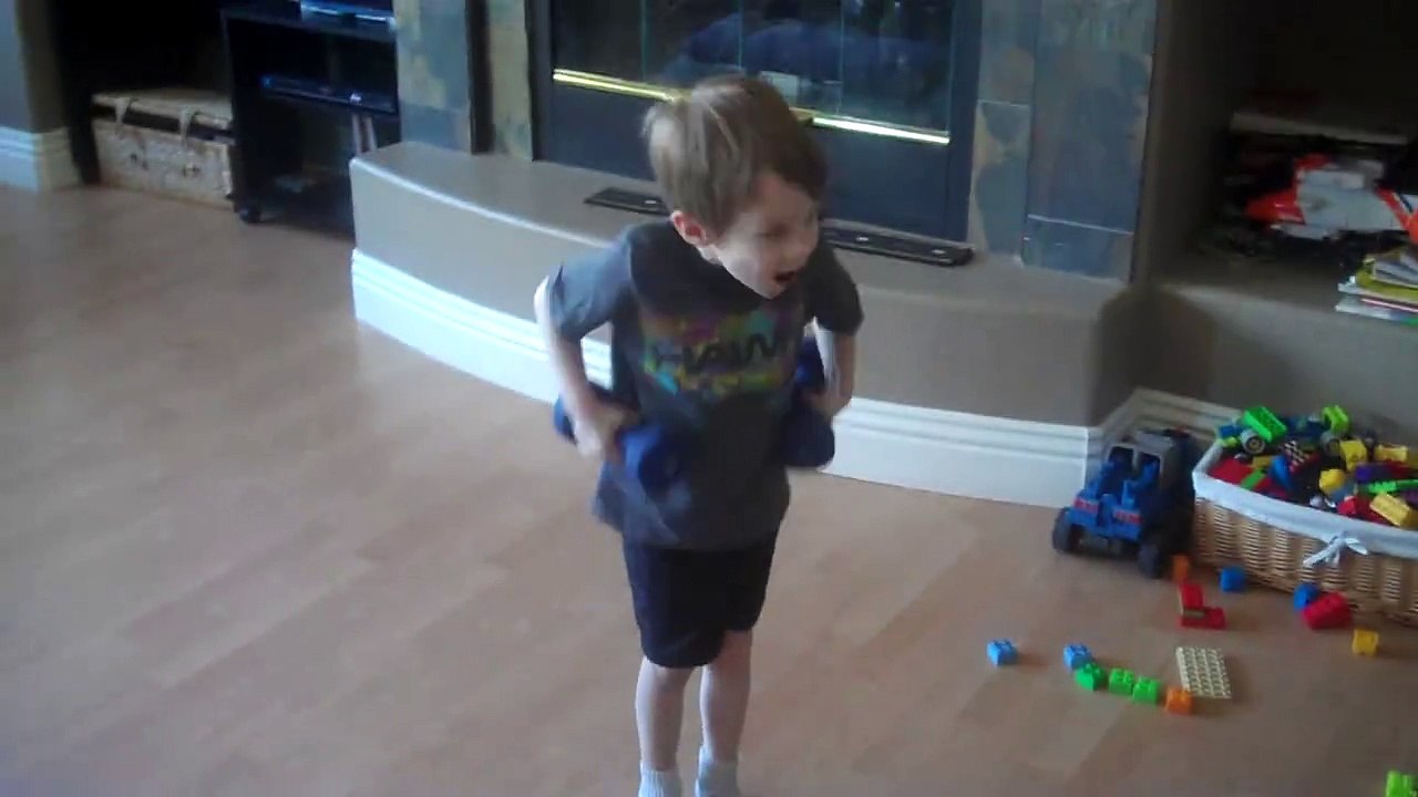 Une belle séance de muscu efficace! Adorable le gamin