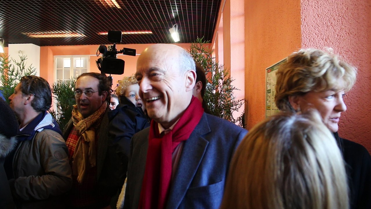 Primaire de la droite: Alain Juppé et sa femme Isabelle au bureau de vote de Bordeaux Caudéran