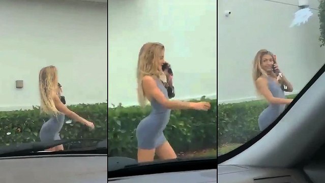 Vous n'avez surement encore jamais vu une blonde capable de marcher en étant aussi cambrée !