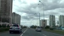 Un automobiliste russe filme des hélicoptères volant à basses altitudes