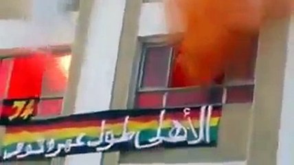 طلاب مدرسة يشعلون الشماريخ داخل الفصل لتشجيع الاهلي