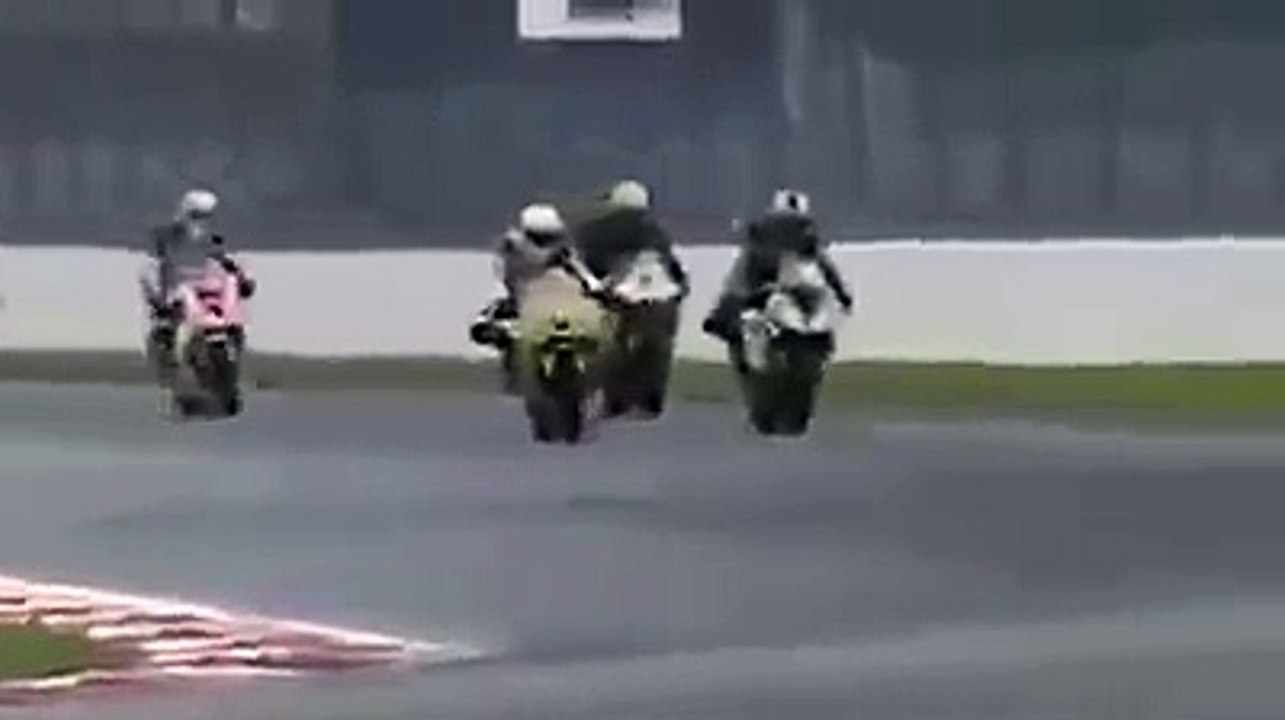 آپ نے کبھی2موٹر سائیکلوں کو ایسے نہیں دیکھا ہوگا