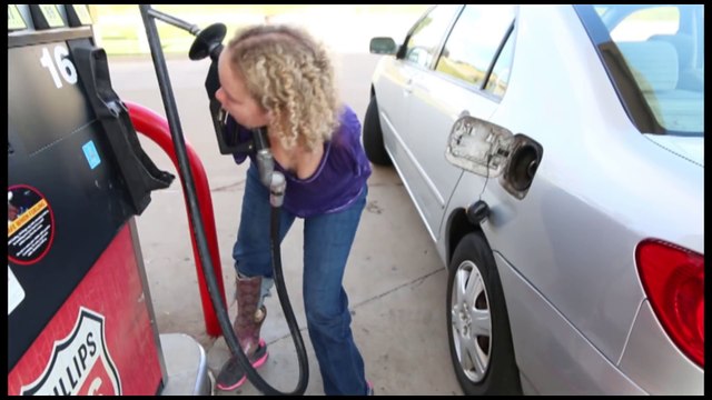 Sans bras et avec une jambe, elle fait le plein
