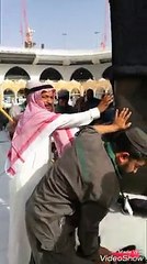 خانہ کعبہ کی صفائی کرتے ہوئے