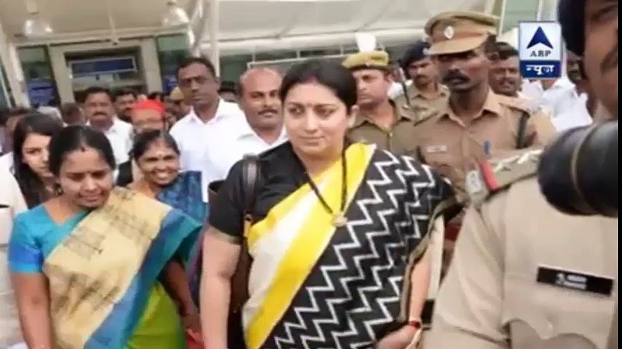 ভারতের কেন্দ্রীয় সরকারের মন্ত্রী স্মৃতি ইরানি ছেড়া স্যান্ডেল হাতে, খালি পায়ে হেটে মুচির দেকানে Irani