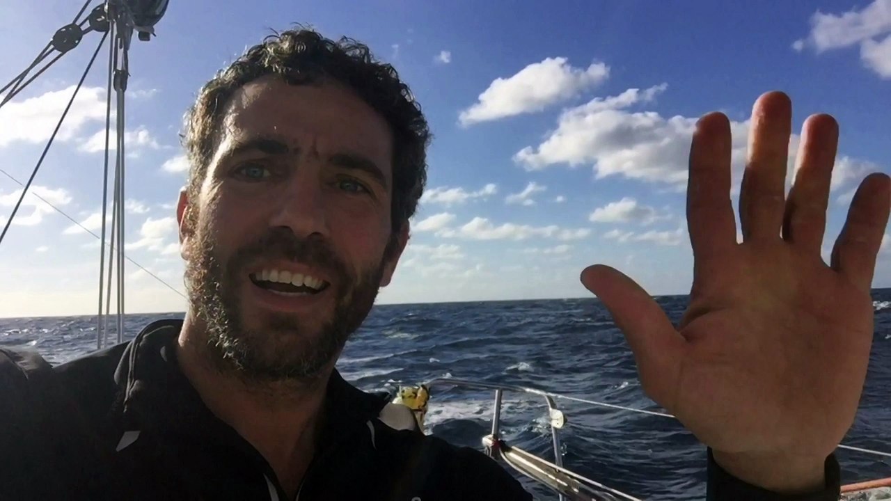 J22 : Les dauphins accompagnent Tanguy de Lamotte pour son retour / Vendée Globe