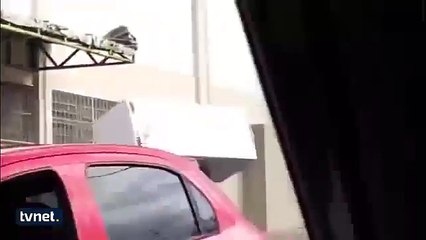 buzdolabı taşıyarak bisiklete binen adam