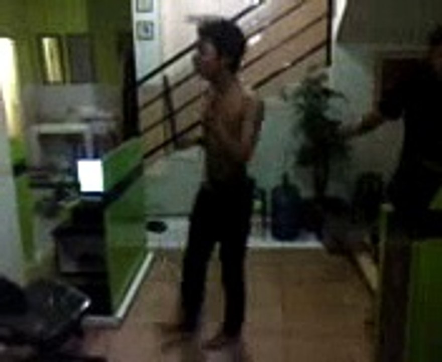 video lucu orang gila lagi joget di warnet