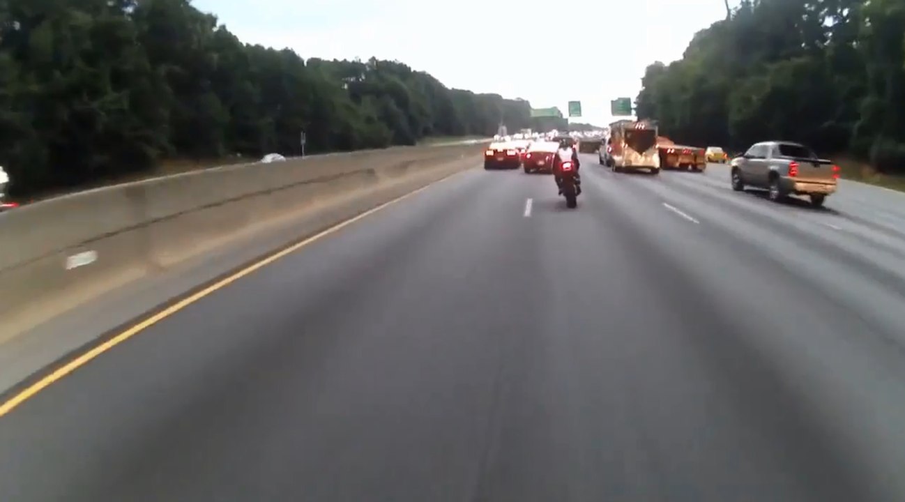 Crash en moto à grande vitesse sur l'autoroute.