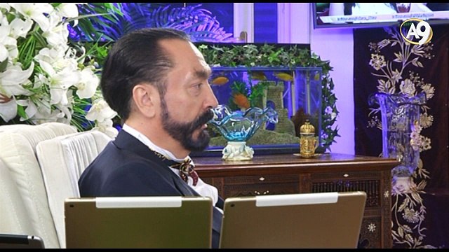 Münafık Müslümanlar aleyhine yaptıkları faaliyetle maddi gelir kazanmayı planlar.