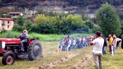 30 adam iple 1 traktörü çekmeye çalışırsa..