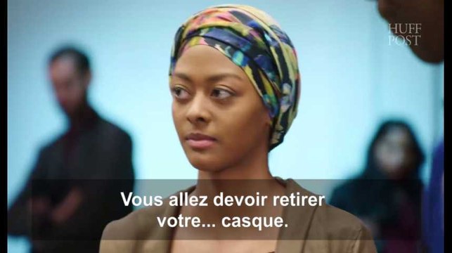 Il réalise un sketch pour montrer que les gens de couleur sont discriminés dans les aéroports