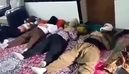 ‫ان سوئے ہوئے لڑکوں کی زرا حرکتیں چیک کریں‬