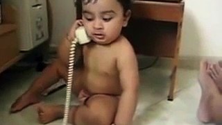‫دیکھیں یہ پیارا سا بچہ فون پر کیسی باتیں کر رہا ہے‬