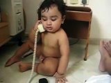 ‫دیکھیں یہ پیارا سا بچہ فون پر کیسی باتیں کر رہا ہے‬