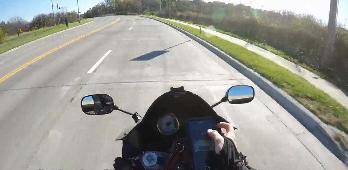 Un motard fait la grosse erreur de regarder son portable en roulant.