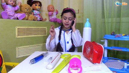 FROZEN ELSA & DOC MCSTUFFINS ИГРАЕМ В ДОКТОРА. Эльзу Укусила Пчела. Доктор Плюшева Делает УКОЛ