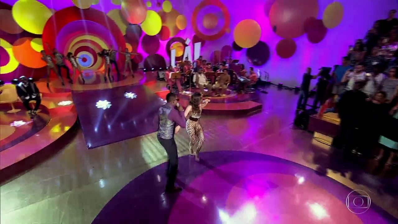 Anitta e Mumuzinho cantam "Essa Mina É Louca"