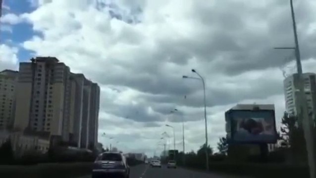 Ce débile filme les hélicoptères alors qu'il conduit et va vite le regretter! Bim