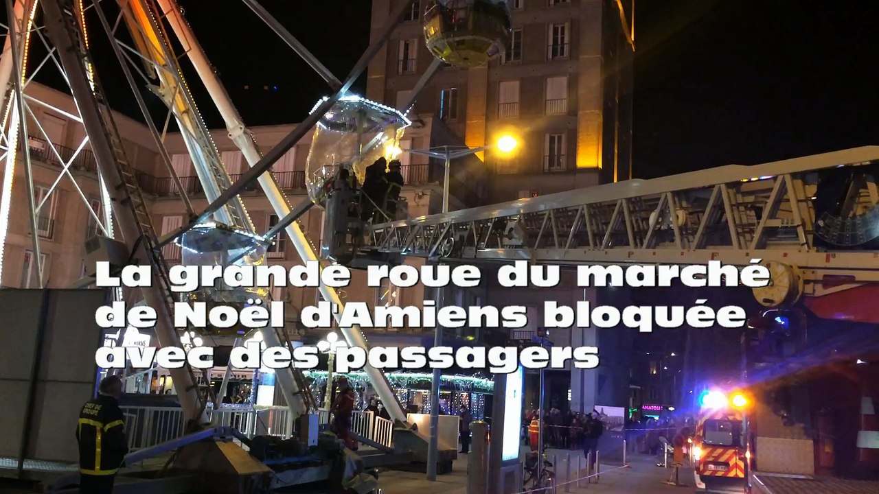 La grande roue du marché de Noël d'Amiens bloquée avec des passagers