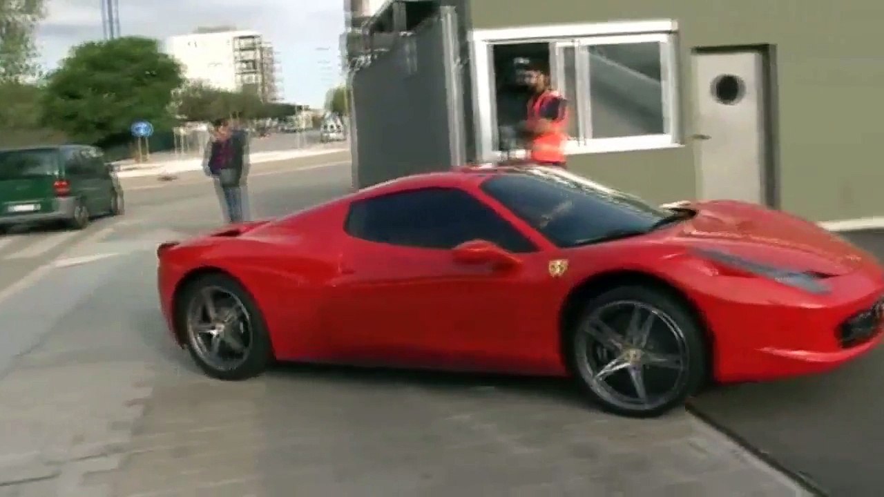 Neymar bateu com Ferrari