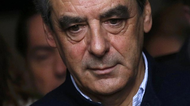 فرانسوا فيون يفوز بالجولة الثانية من الانتخابات الأولية لحزب الجمهوريين في فرنسا بنسبة 69.5 بالمئة مقابل 30.5 بالمئة لمنافسه ألان جوبي بحسب النتائج المبدئية المؤقتة