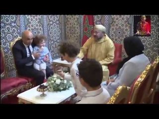 الطفل الذي أضحك ملايين المغاربة عند جلوسه مع الملك محمد السادس