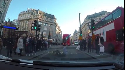 Des gens aident un homme tombé sur la route à londres