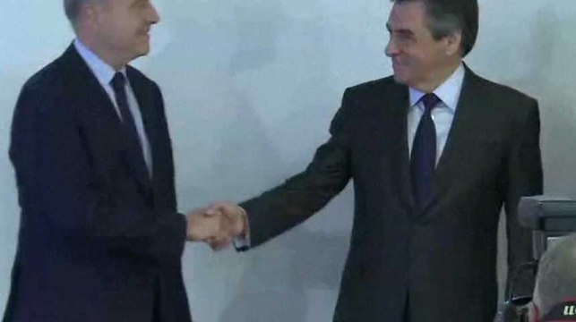 La poignée de main Fillon-Juppé au soir du 2e tour de la primaire de la droite