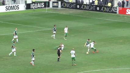 Moisés deixa jogador da Chape perdido com caneta sensacional