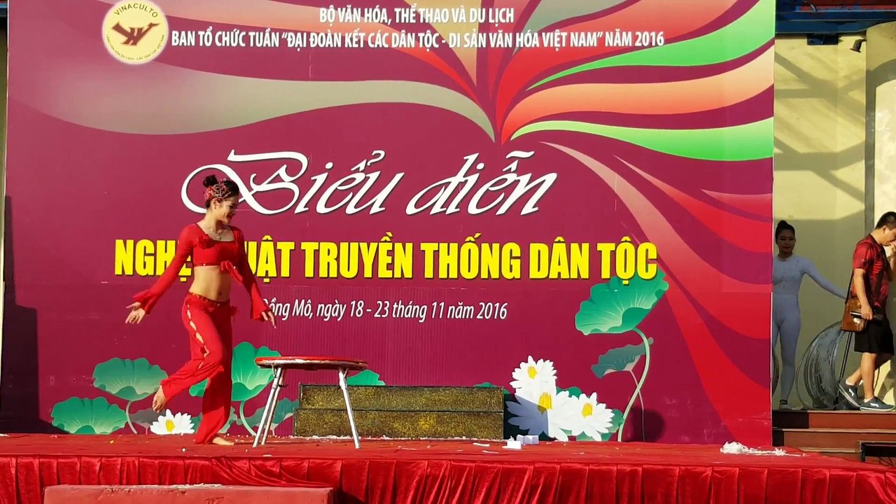 Người đẹp body chuẩn biểu diễn xiếc cực kỳ sexy