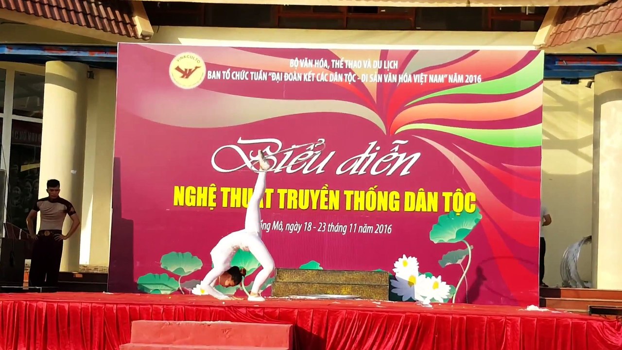 Người đẹp body cực chuẩn múa vòng