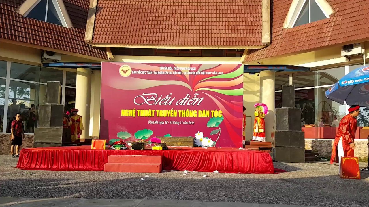 Hotgirl múa hát văn hầu thánh nhạc dân tộc