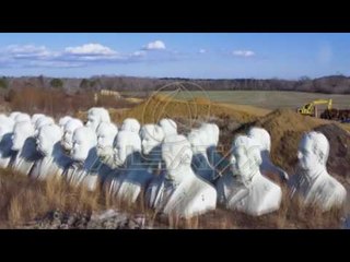 43 statuja gjigande të presidentëve në oborrin e një amerikani