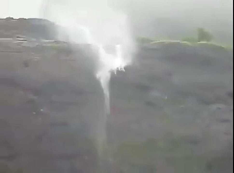 ایک ایسی آبشار ملی ہے جس کا پانی نیچے کی بجائےواپس اوپر ہی گرتا ہے،، سبحان اللہ اوپن کر کے دیکهو میرا چیلنج هے شیر کرنے