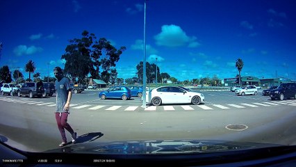 Il défonce une voiture avec un Cadix de supermarché volontairement