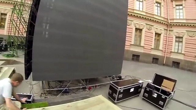 Toi t'es viré! Effondrement d'un écran géant en pleine installation... Fail du jour