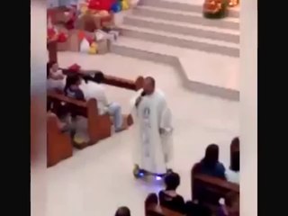 Un prêtre utilise un hoverboard en pleine messe