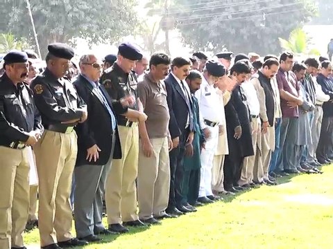 CM Sindh SYED MURAD ALI SHAH prayers Shaheed DSP Fayaz Ali Shigri on Police Headquarters Garden KHI... (28-Nov-2016)