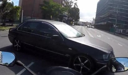 Motosiklet otomobile böyle çarptı