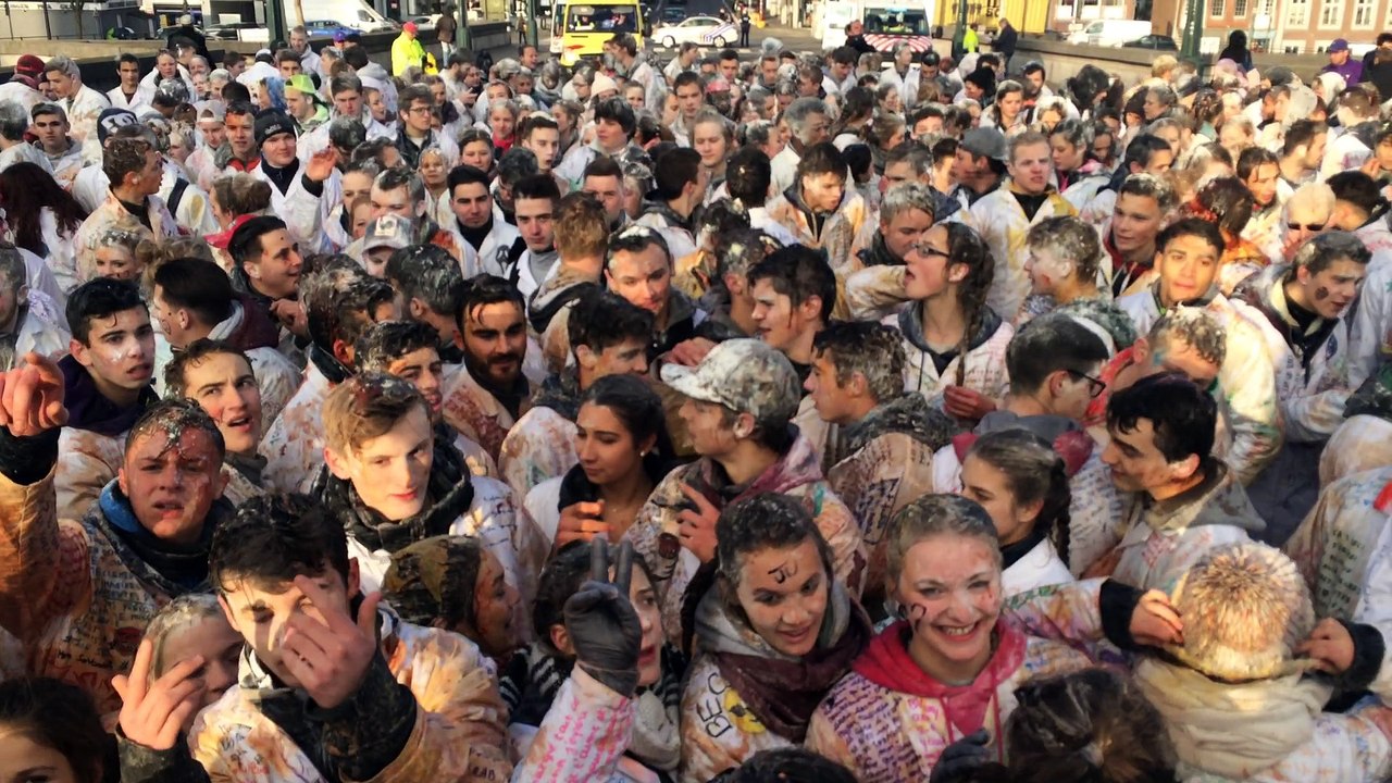 Dans le cortège de la Saint-Nicolas des étudiants à Huy (à côté de Saint-Nicolas)