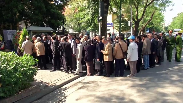 Cubans pay homage to Fidel Castro amid mourning
