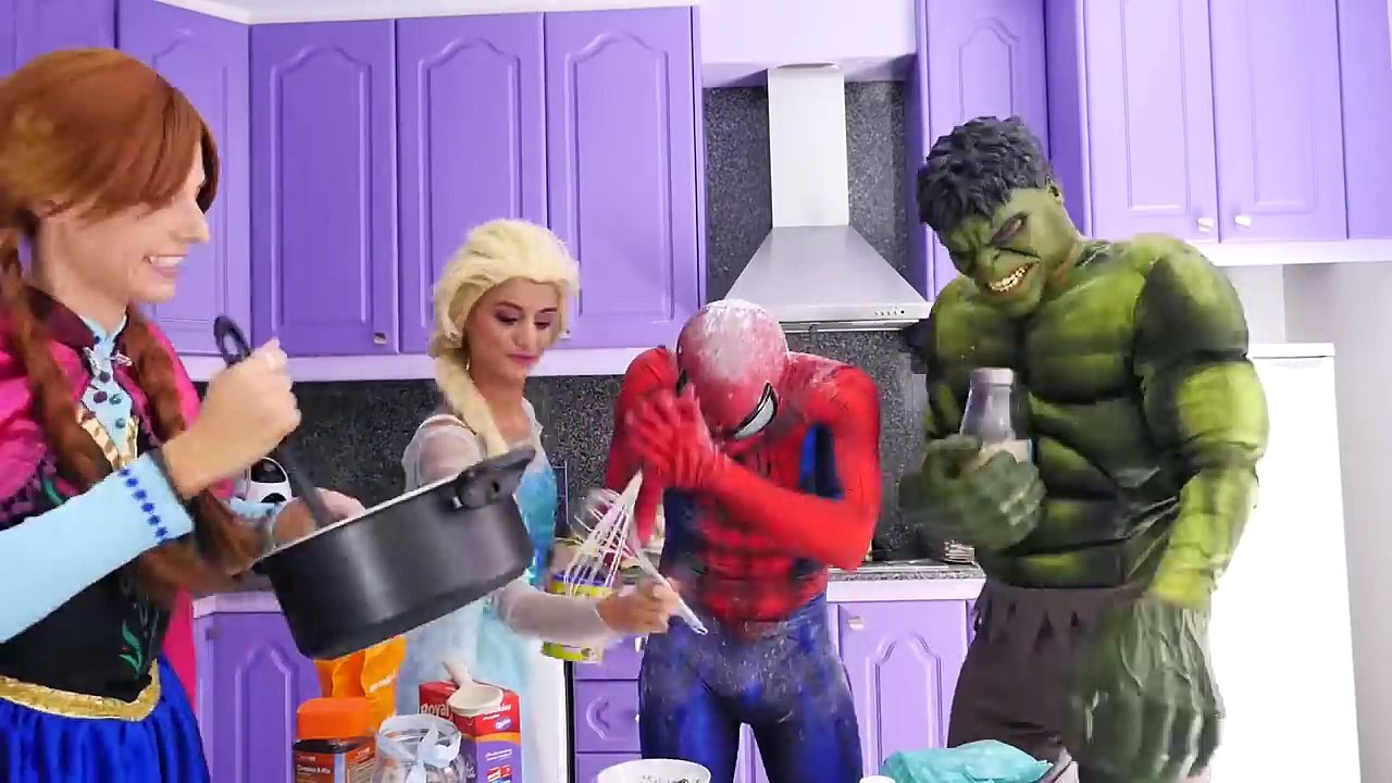 Nữ Hoàng Băng Giá ELSA và Người Khổng Lồ Xanh bị thu nhỏ! Siêu Anh Hùng Người Nhện!