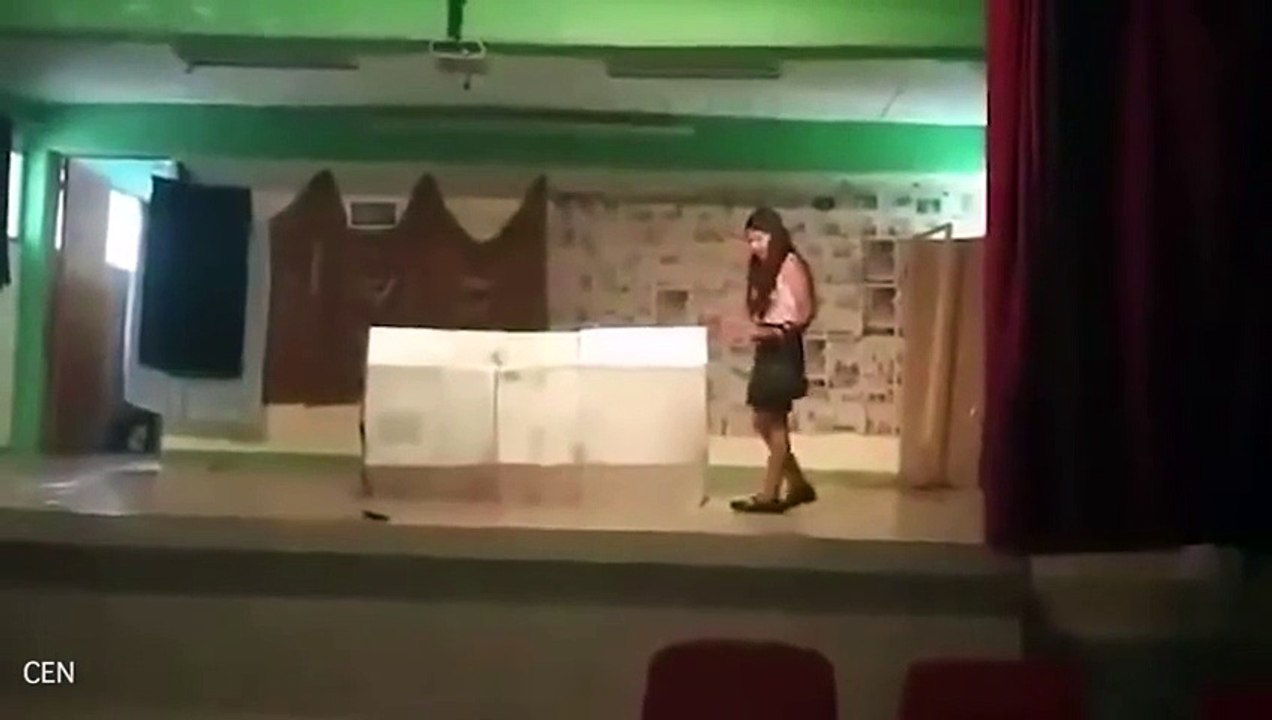 Deux filles prennent feu lors d'un spectacle d'école