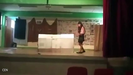 Deux filles prennent feu lors d'un spectacle d'école
