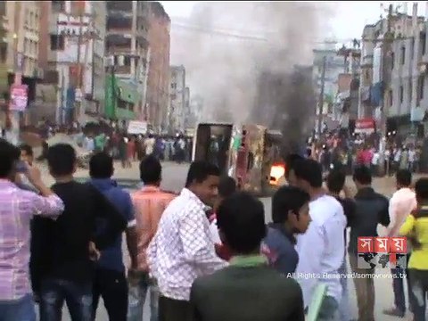 গাজীপুরে সড়ক দুর্ঘটনায় শ্রমিক নিহতের জেরে যাত্রীবাহী বাসে আগুন